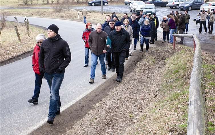 Die BI wanderte über die geplante Trasse der Umgehungsstraße.privat
