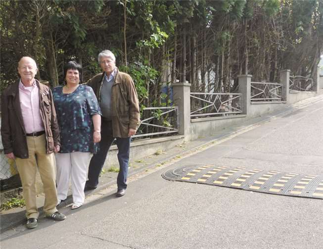 Die BIZ-Stadträte (v. l) Edgar Kühlenthal, Angela Keul-Göbel und Dr. Joachim Kneis freuen sich über das Ende des Provisoriums.Privat