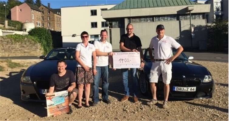 Die BMW Z4 Roadster Freunde um Achim Feinen sammelten fast 1400 Euro für das Projekt (v. l.): Marcel Weber, Claudia und Achim Feinen, Martin Schiffarth, Ulli Peters. T. Clausnitzer