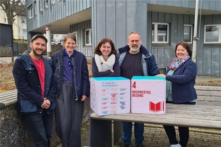 Die BNE-Fachkräfte der Naturpark-Arbeitsgruppe im Foto (v.l.n.r.): Bo Manuel Raber (Naturpark Südeifel), Meike Schnatz (Naturpark Rhein-Westerwald), Heike Krafft (Naturpark Soonwald-Nahe), Achim Herf (Natur- und Geopark Vulkaneifel) und Christiane Daniels (Naturpark Nordeifel).Foto: Natur- und Geopark Vulkaneifel, Kummer