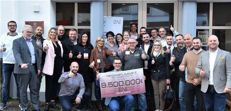 Die BNI-Mitglieder des Chapters sind stolz auf den in nur drei Jahren erreichten Umsatz. Foto: privat