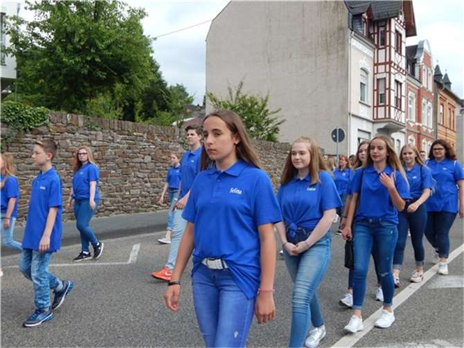Die BNZ Tanzgruppen beim Festumzug.