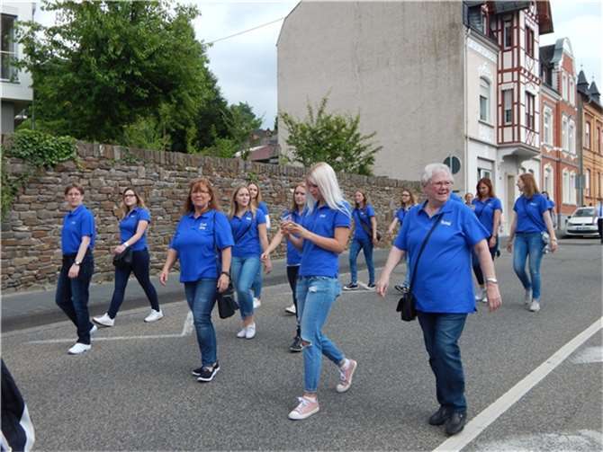 Die BNZ Tanzgruppen mit ihrer Trainerin Gaby Eisenhut beim Festumzug.