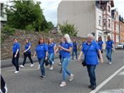 Die BNZ Tanzgruppen mit ihrer Trainerin Gaby Eisenhut beim Festumzug.