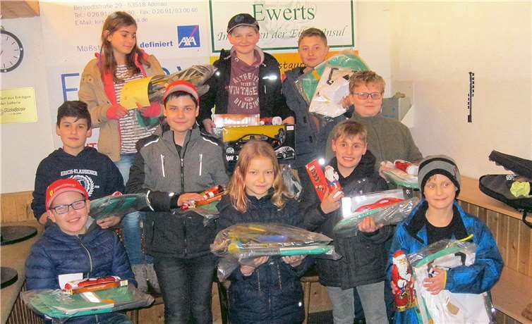 Die BSC- Jugend mit ihren Geschenken. privat