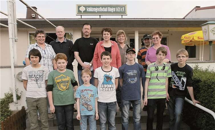 Die BSC-Jungschützen mit ihrer Trainerin und den Betreuern.privat