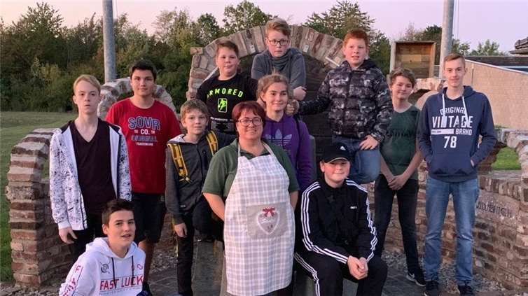 Die BSC-Schüler mit der Pierer Schützenkönigin. Foto: privat