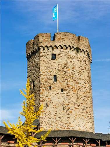 Die BUGA-Fahne auf dem Lahnsteiner Hexenturm. Foto: Eva Dreiser / Stadtverwaltung Lahnstein