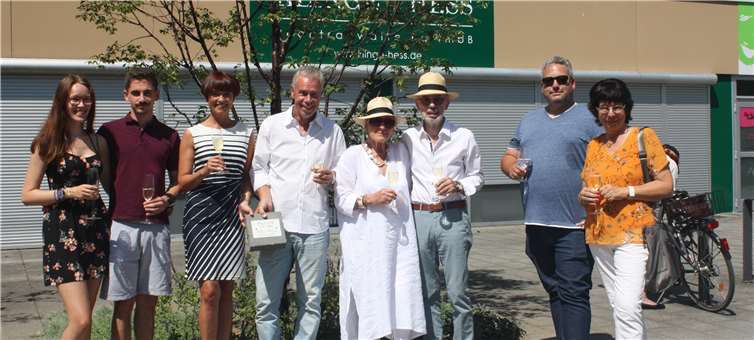 Die BUGA-Freunde freuen sich mit Thomas Schilling über den neuen Baum. Foto: BUGA-Freunde Koblenz