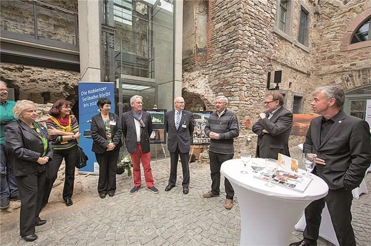 Die BUGA-Freunde hatten in der „Lange Linie“ in der Feste Ehrenbreitstein zu einer Vernissage eingeladen. Rund 50 Gäste waren gekommen, um die Bilder des Koblenzer Fotografen Dietmar Guth ausgiebig zu betrachten, darunter (v.li.): Christa Tismar, Vorstandsmitglied BUGA-Freunde für den Bereich Jugend und Soziales, Hannelore Gerber, im Hintergrund Friedhelm Gerber ( BUGA-Freunde), Anna Maria Schuster, Geschäftsführerin BUGA-Freunde, Dietmar Guth, Fotograf, Ernst H. Lutz, Vorsitzender der BUGA-Freunde, Prof. Dr. Joachim Hofmann-Göttig, Oberbürgermeister, Thomas Metz, Generaldirektor Kulturelles Erbe Rheinland-Pfalz und Thomas Schilling, Vorstandsmitglied BUGA-Freunde für den Bereich Kunst und Kultur.Sascha Ditscher