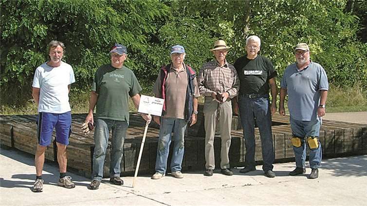 Die BUGA-Freunde waren wieder fleißig und renovierten die Sitzbänke im Festungspark.privat