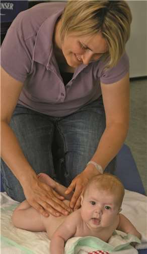 Die Babymassage hat nicht nur eine wohltuende Wirkung, sondern nimmt auch noch positiven Einfluss auf die Entwicklung der Neugeborenen .