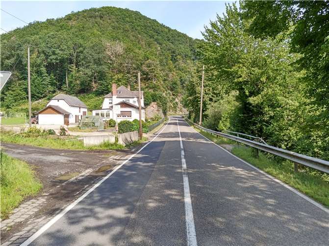 Die Bachbrücke auf der L255 zwischen Datzeroth und Niederbreitbach wird instandgesetzt.  Foto: LBM