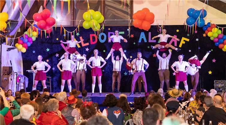 Waldorfer Karnevalisten begeistern Besucher mit tollem Programm Die „Bachemer Merle“ beeindruckten mit einer tollen Tanzshow. Fotos: WER