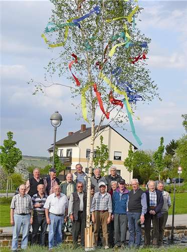 Die Bachemer Rentner und ihr schön geschmückter Maibaum.privat