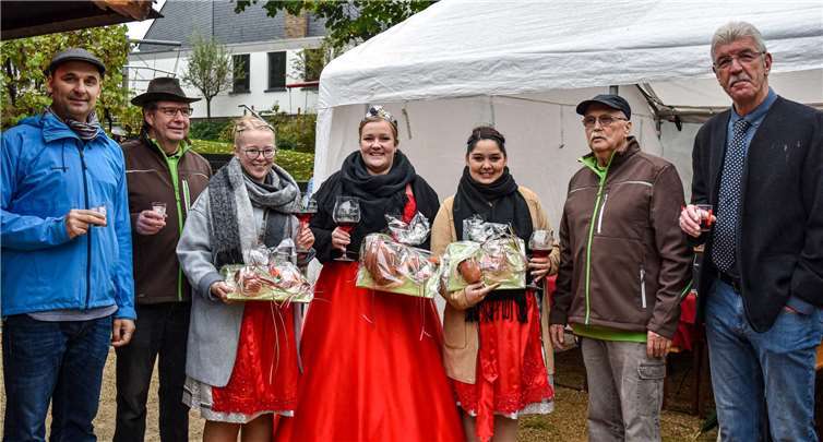Die Bachemer Weinkönigin Lena Knieps mit ihren Prinzessinnen Christinaund Janina besuchten das 5. Oberzissener Weinfest. Foto: Jessica Zimpel-Nonn