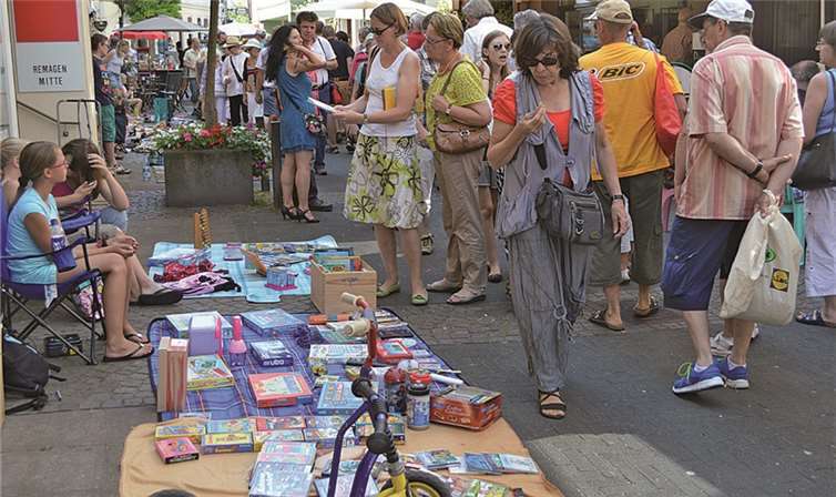 Die Bachstraße gehörte den Kindern, die beim Flohmarkt ihr Geschick als Markthändler testen konnten.