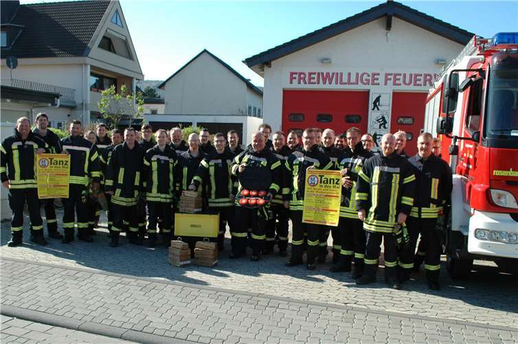 Die Bad Bodendorfer Feuerwehr präsentierte die Ausrüstungsgegenstände, die dank der Unterstützung des Fördervereins angeschafft werden konnten. Foto: BL