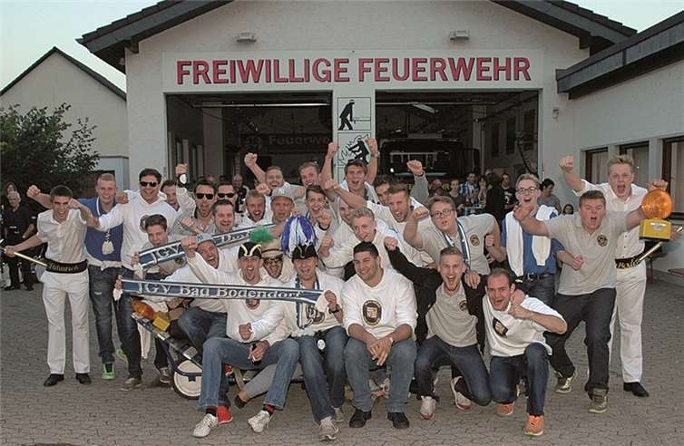 Die Bad Bodendorfer Junggesellen beim Trinkzug am Kirmesdienstag vor der Feuerwehr. BL