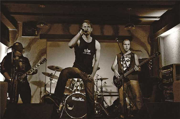 Die Bad Breisiger Band „Castus Radauus“ bringt bereits Einiges an Bühnenerfahrung mit und weiß, worauf es bei einem guten Auftritt ankommt.