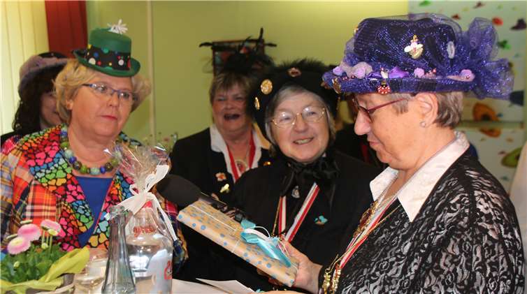 Die Bad Breisiger Bürgermeisterin (liks) schenkte der Obermöhn (rechts) ein Kochbuch, damit sie auch nach ihrem Rückzug aus dem Möhnenvorsitz beschäftigt ist.