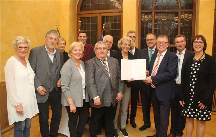 Die Bad Breisiger Delegation mit Rosi Kull (Mitte) bei der der Feierstunde mit den Gastgebern Dr. Jürgen Pföhler und Horst Gies (beide rechts neben der Preisträgerin).Fotos: KMI