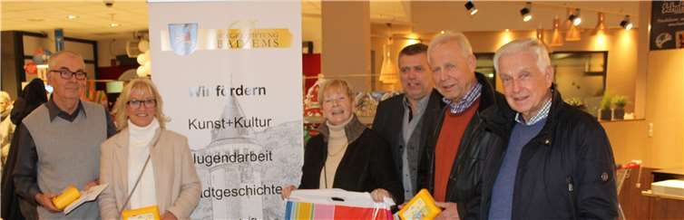 Die Bad Emser Bürgerstiftung übergibt 96 Einkaufsgutscheine und Brotdosen im Rahmen ihrer Weihnachtsaktion an die Emser Tafel (v.l.n.r. Wilhelm Augst, Marion Moll, Anny Neusen, Burkhard Struth, Günter Wittler und Erich Roth).Foto: Bürgerstiftung Bad Ems