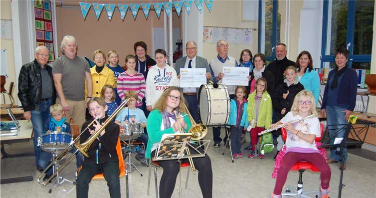 Die Bad Emser „Roten Husaren“ und der Förderverein der Ernst-Born-Schule freuen sich sehr über die Unterstützung für die Jugendarbeit.privat