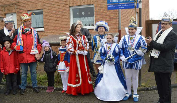 Die Bad Neuenahrer Kinderprinzessin enthüllte im Beisein des Kinderprinzen sowie der Remagener und Neuenahrer Narren das Straßenschild in der Remagener Alemannenstraße.  AB