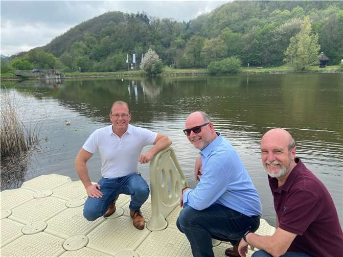 Die Badesaison am Waldsee kann beginnen (von links): VG Bürgermeister Jörg Lempertz, Andreas Doll, Ortsbürgermeister Rieden, und Rudolf Wingender, Ortsbürgermeister Volkesfeld, vom Fremdenverkehrszweckverband blicken voller Vorfreude auf die bevorstehende Badesaison am Waldsee. Foto: VG-Verwaltung Mendig/Zinken
