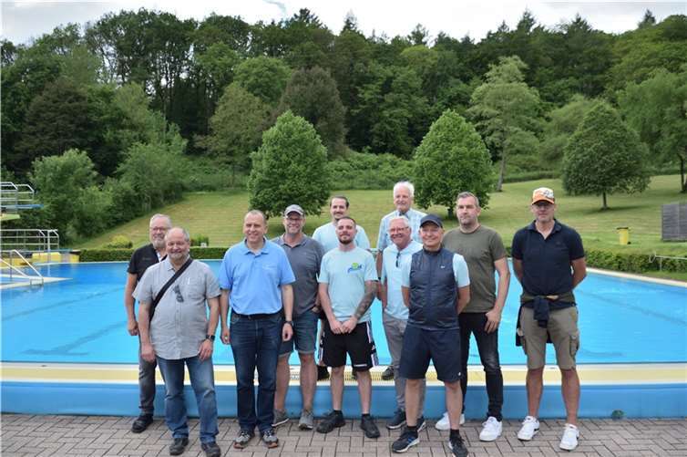 Die Badesaison geht endlich los: v.li. Peter-Josef. Schmitz, Karl Gundert, Johannes Bell, Frank Klapperich, Jan Grauer, Martin Stoiber, Wilfried Hedrich, Jochen Seifert, Michael Quabeck, Dominik Schmitz, Alexander Bell. Foto: POE
