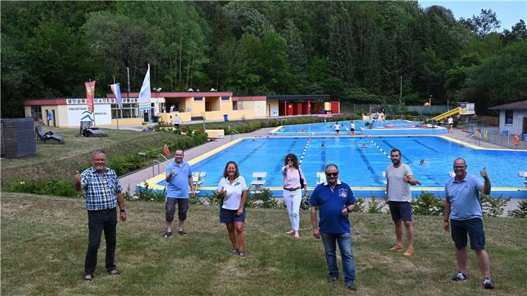 Die Badesaison im Freizeitbad Brohltal ist gestartet. Das Team Freizeitbad und die Mitglieder des Zweckverbandes sowie der Arbeitsgruppe freuen sich auf einen regen Besuch. Das Foto zeigt Peter Josef Schmitz, Johannes Bell, Elke Becker, Simone Schneider, Karl Gundert, Dominik Schmitz und Frank Klapperich. (v.l.n.r.). Foto: Andreas Walz