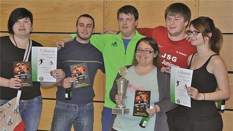 Die Badmintonmannschaft der TSG Urbach-Dernbach freut sich über den Wanderpokal. privat