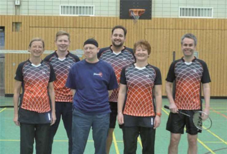 Die Badmintonmannschaft des SV Rot-Weiss Rheinbreitbach. privat