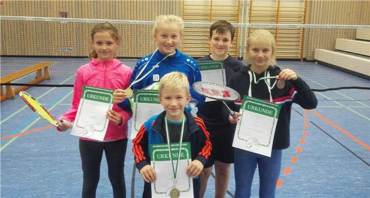 Die Badmiton-Minis stolz mit ihren verdienten Urkunden. Privat