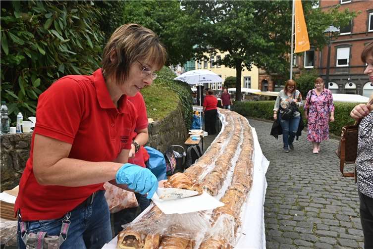 Die Bäckerei Lohner verkaufte einen 80 Meter langen Apfelstrudel für den guten Zweck. Der Erlös ging an die Freiwillige Feuerwehr Mayen.