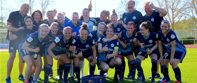 Die Bäckermädchen und Ihr Betreuerteam feiern den Finaleinzug. Foto: Roland Schäfges - www.myfoto24.eu