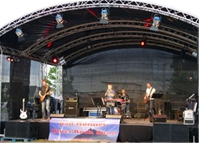 Die Bäd Honnef Blues Band sorgte am Abend für Partystimmung und schaffte so die Grundlage für einen gelungenen Auftakt.CEW