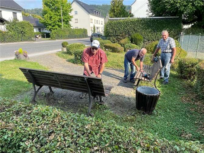 Die Bänke innerorts waren Einsatzort der dritten Gruppe. Abschleifen und Anstreichen lassen hier die Helfer nicht ruhen.