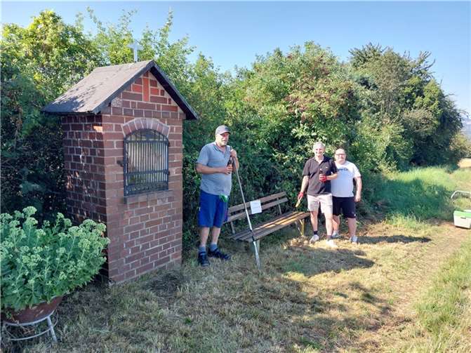 Die Bänke wurden von Unkraut und Müll befreit.  Foto: privat