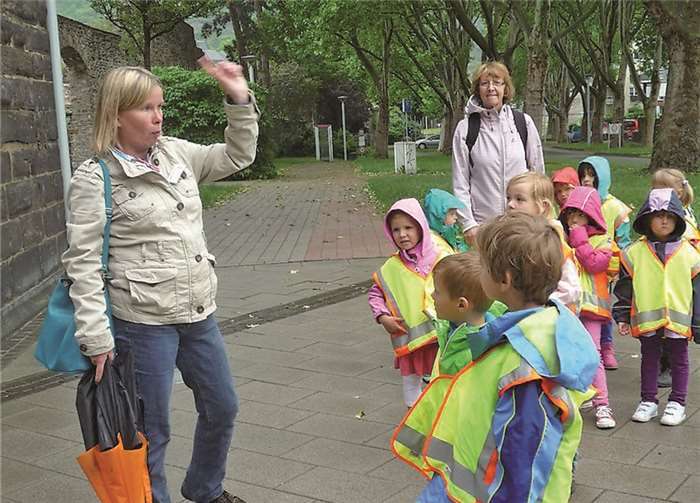 Die Bärengruppe lauscht den Ausführungen der Stadtführerin.privat