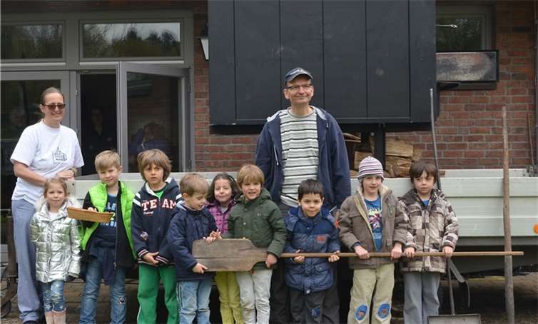 Die Bärengruppe nach erfolgreichem Backen mit Heike Herrmann und Stephan Spohner vom Bandorfer Backesverein. privat