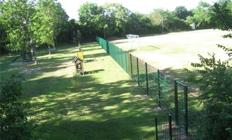 Die Bäume spenden ausreichend Schatten, um auch bei sommerlichen Temperaturen auf dem Spielplatz spielen zu können. Foto: privat