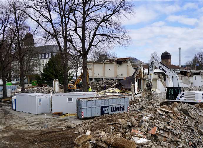 Die Bagger arbeiten sich von zwei Seiten abschnittsweise vor.