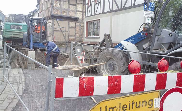 Die Bagger sind angerückt: Die Mühlenbachstraße als Hauptzufahrt zur Sinziger Innenstadt bleibt voraussichtlich vier Wochen gesperrt. -BL-