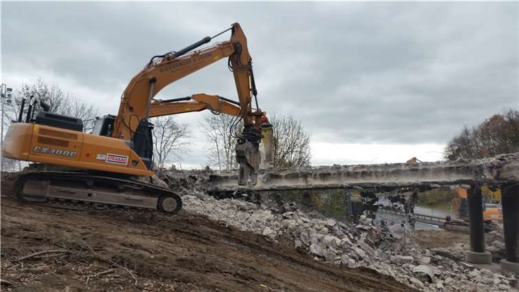 Die Bagger sind im Einsatz an der Brücke über die B9 in Andernach. Fotos: wamfo.de