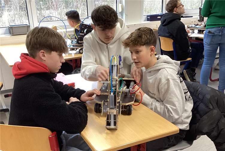 Die Baggerfabrikanten bei der Montage und Erprobung ihres Modells.  Foto: privat