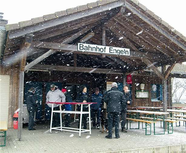 Die Bahnhofsgaststätte bot Zuflucht vor dem Wetter und ein wärmendes Kaminfeuer, vor dem die Teilnehmer gemütliche Stunden verbrachten.