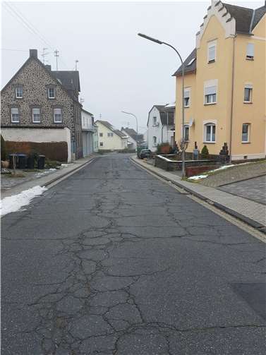 Die Bahnhofstraße in ihrem überholungsbedürftigen aktuellen Ausbauzustand.  Foto: OG Ochtendung