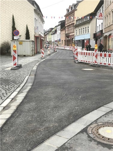 Die Bahnhofstraße wurde im Abschnitt Süd halbseitig für den Fahrzeugverkehr freigegeben. Für Fußgänger sind eigene Wege abgetrennt.  Foto: VG Montabaur / Kay Bröhl